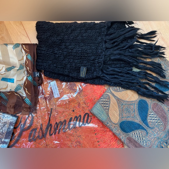 9️⃣🧣Lot of 9 Random Scarves-Varying Colors/Sizes/Brands/Materials/Conditions - Picture 13 of 17